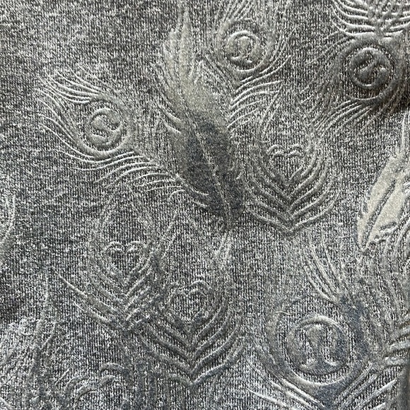 Sz2 Lululemon Vintage crops Heathered Black with Embossed Logo and feathers EUC - Picture 6 of 8